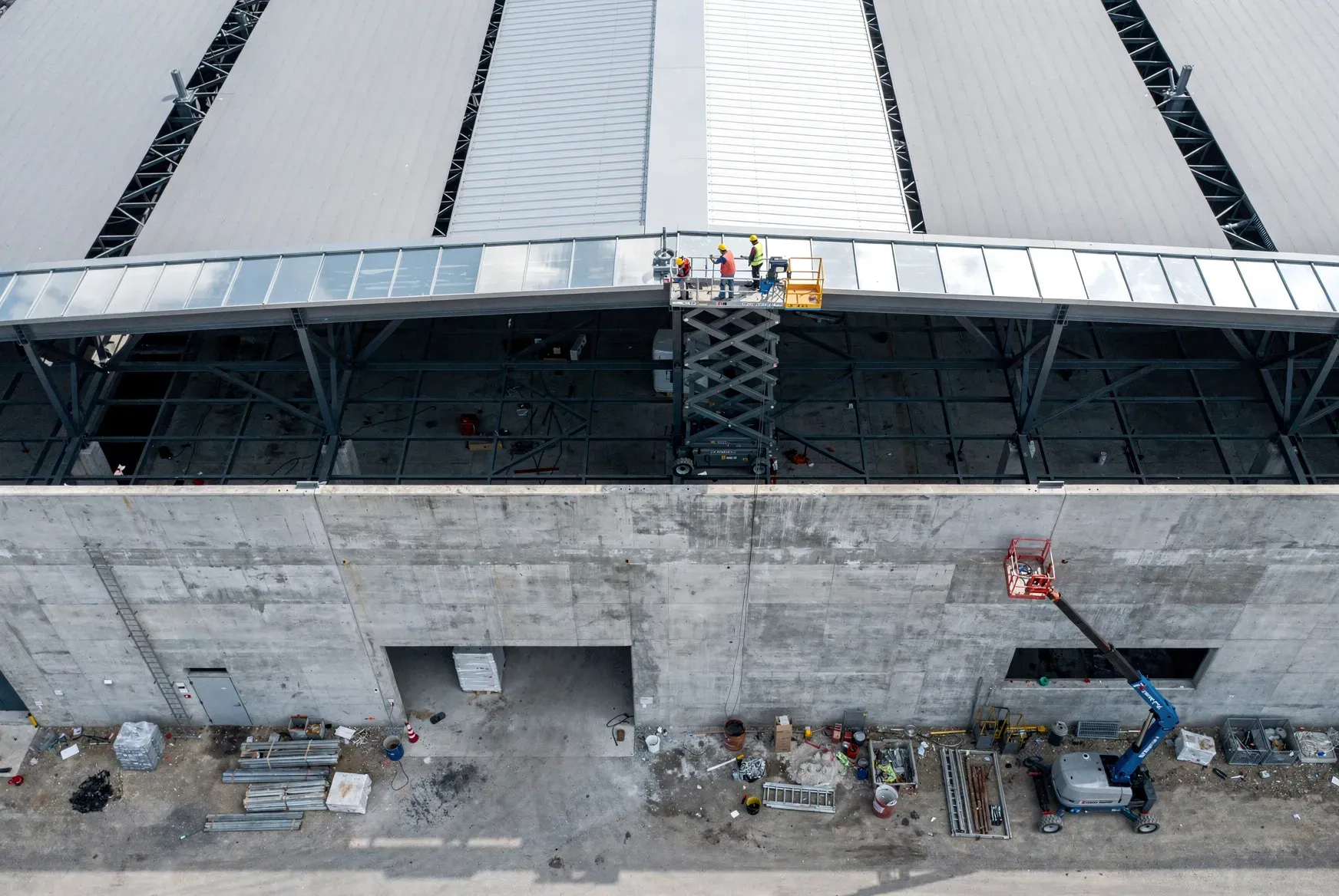 Neu installiertes NRWG-Lichtband auf einer Logistikhalle
