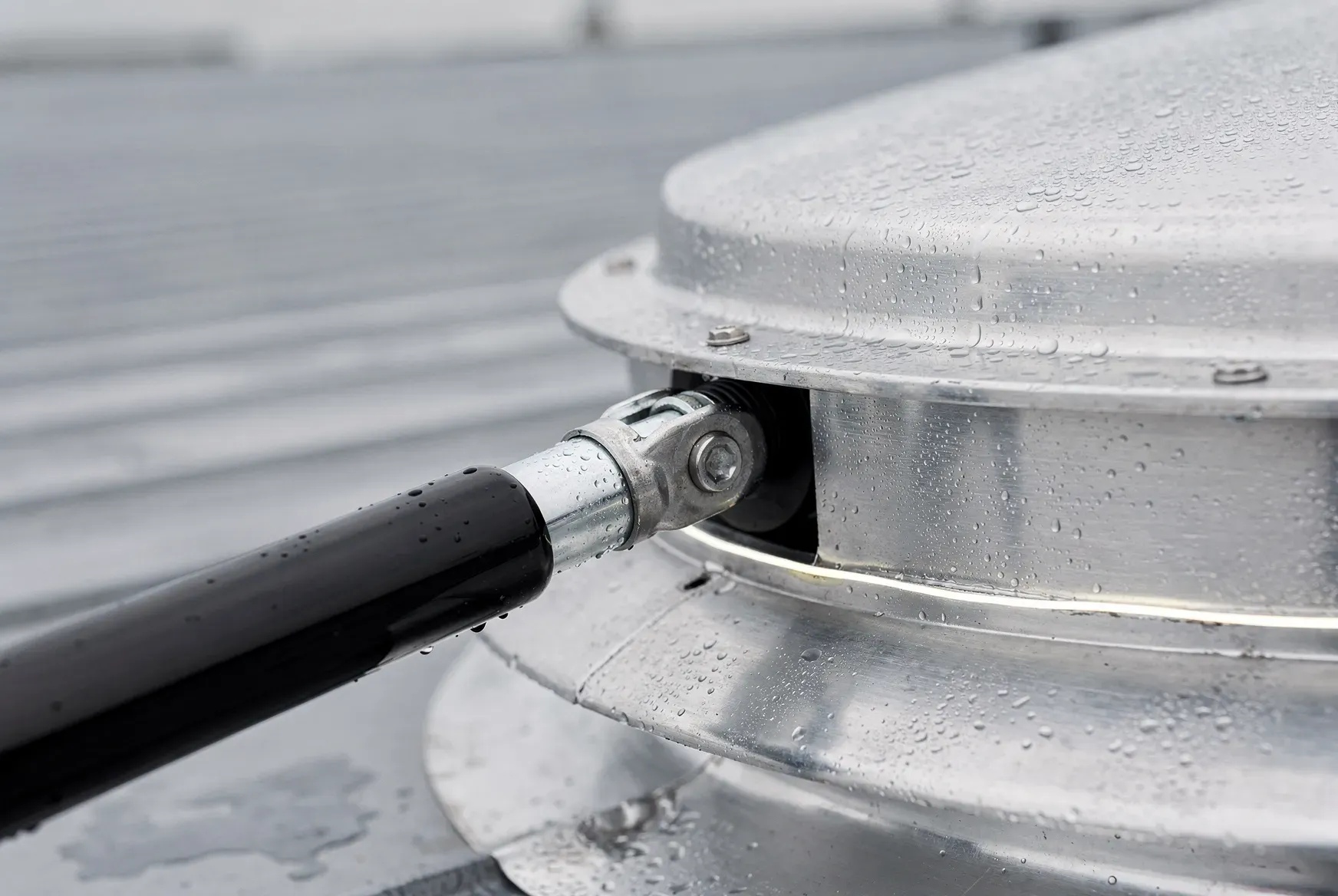 Techniker auf dem Dach während einer RWA-Wartung